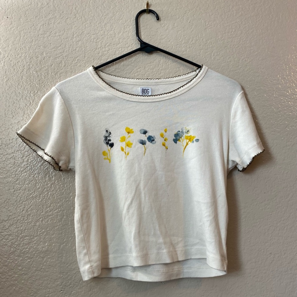 White vintage top with blue and yellow flowers
